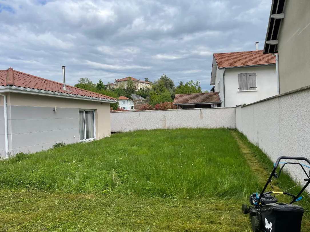 Avant intervention : tonte et remise en forme d'une pelouse — Secteur Diémoz (38)
